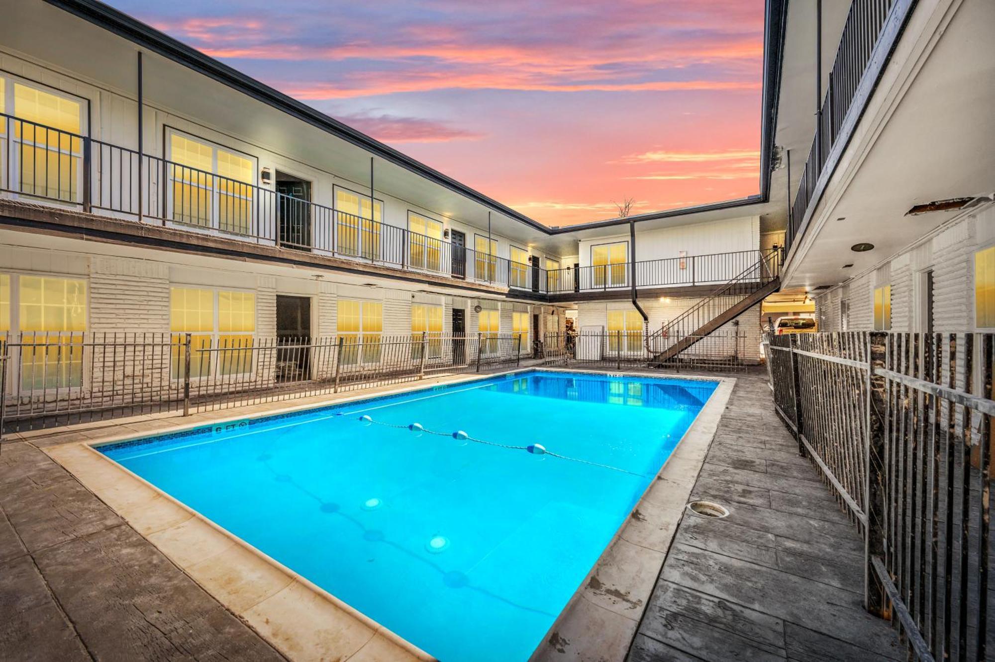 Warm Heights 2Br With Pool & Free Parking Apartment Houston Exterior photo